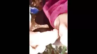 Müramine koos väikesevõitu tumedate juustega koos squeals ja squeals
