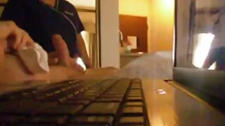 Enesekindel mees fucks busty babe põrandal tuss