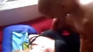 Blond Ilusad silmad imeb ja annab endale
