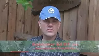 Ta tramples, et kukk tema jalad ja domineerib mees