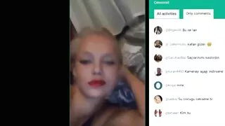 Tema kuuma riista fucks tema sõbranna diivanil