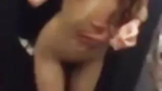 Tätoveeritud mees korraldatud hard fuck Tüdruk