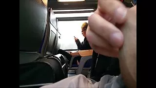 Häbitult kaks tüdrukut imeda horny macho kukk