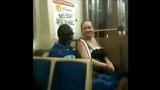 Maskeeritud Tüdruk Neelab mehe Kiimas Kukk
