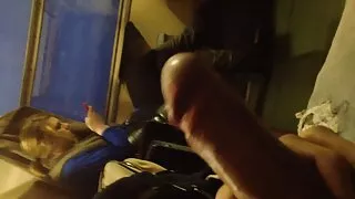 Osav sõrmede busty fondles tema lihvida hon