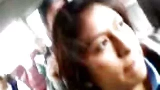 Blond venib tema tuss koos suur mänguasi