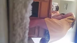 Peatamatu mees muutub horny alates brünett on tuharad